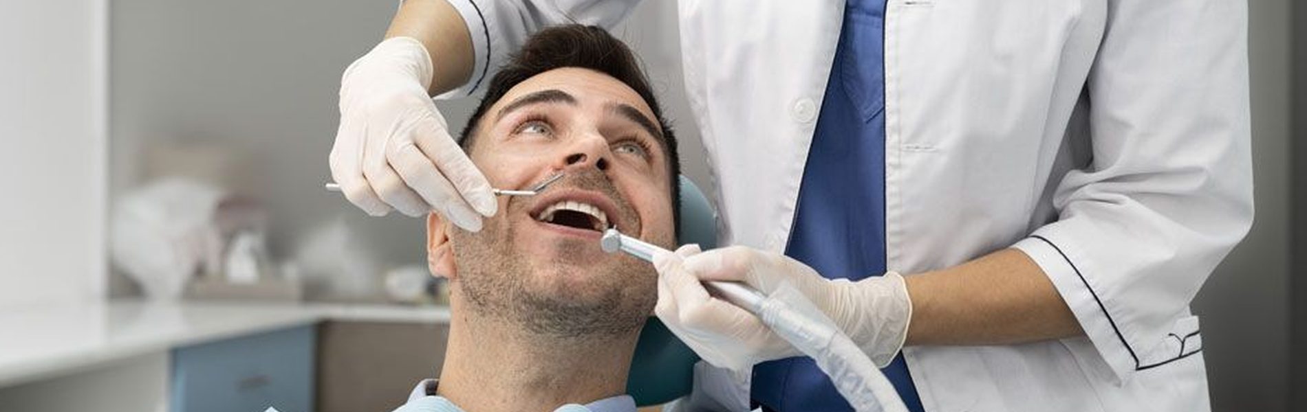 Paciente en la consulta del dentista con el seguro dental ASISA para mutualistas