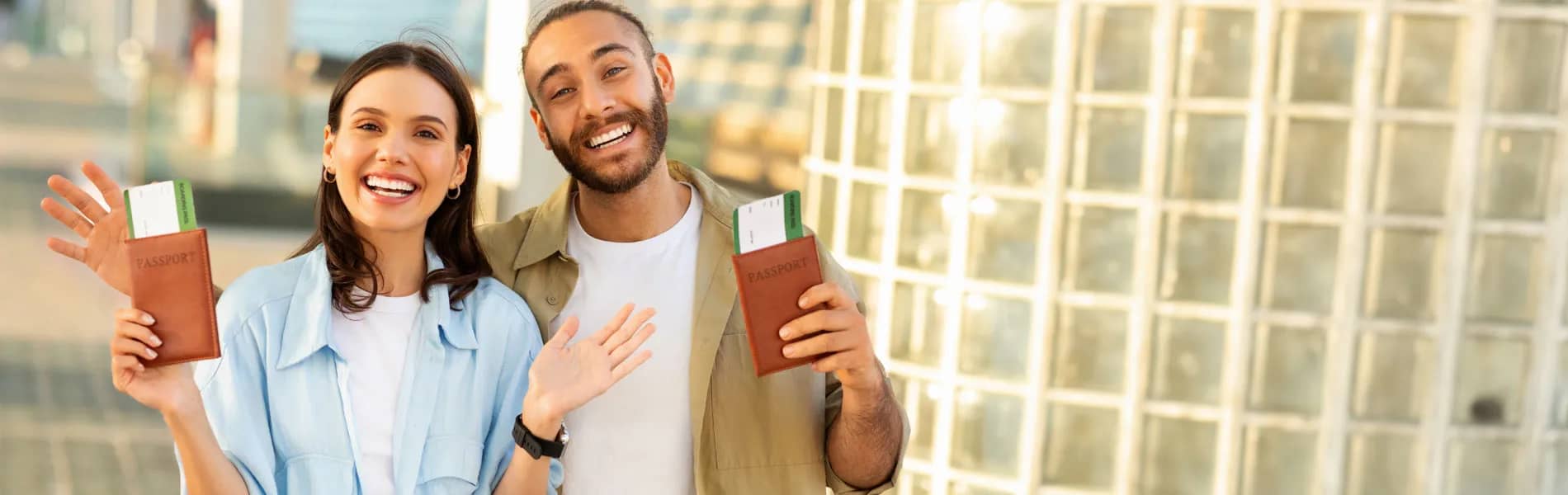Pareja con pasaporte y seguro médico ASISA para extranjeros en España