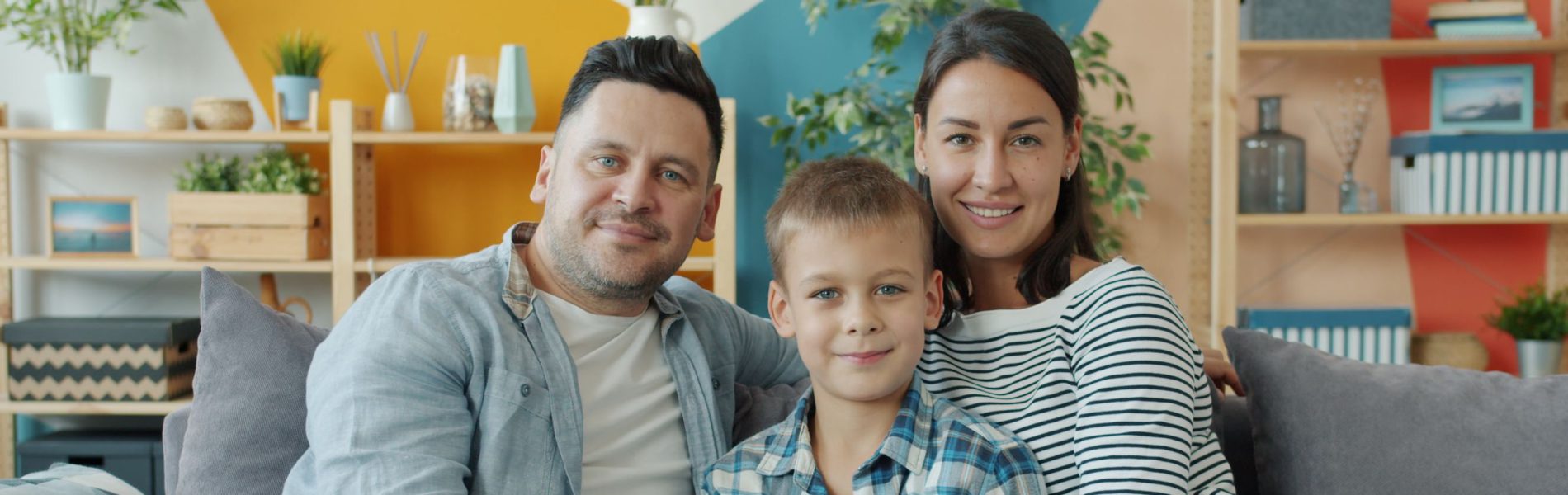 Familia sentada en el sofá del salón de su casa