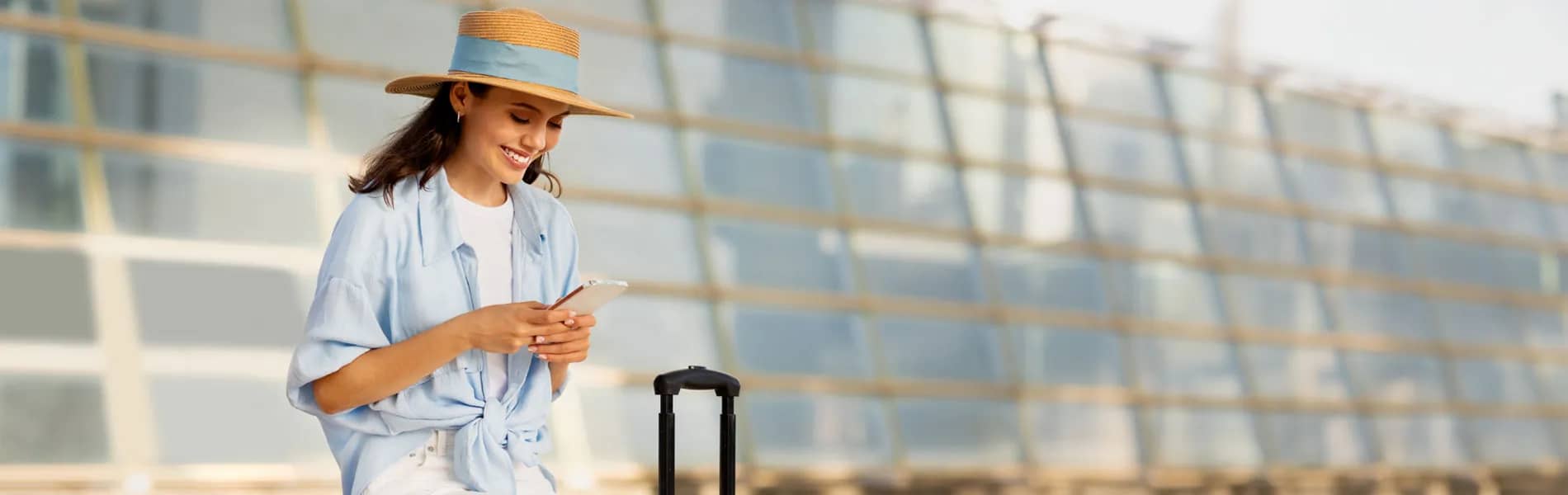 Viajera con maleta preparada para vivir en el extranjero con su seguro médico internacional ASISA