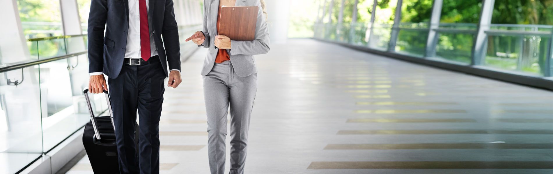 Viajeros de negocios con maleta con su seguro de viaje anual ASISA Travel Unlimited 60