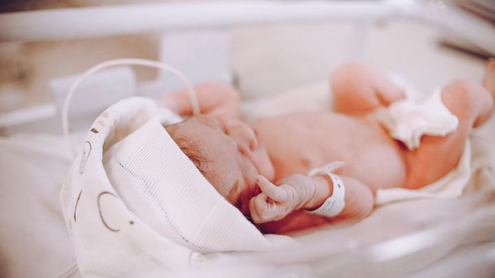 Bebé recién nacido en la cuna del hospital