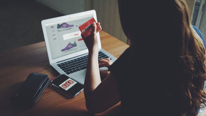 Mujer comprando por internet con su tarjeta