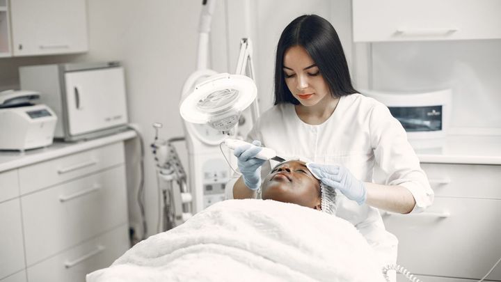 Tratamiento facial en una clínica de medicina estética