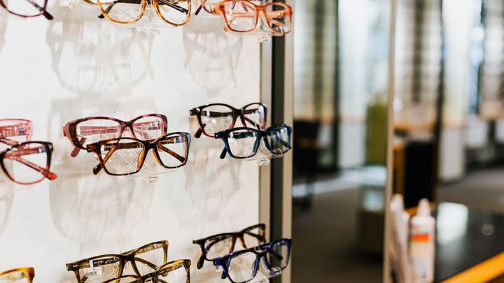 Expositor de gafas graduadas en una óptica